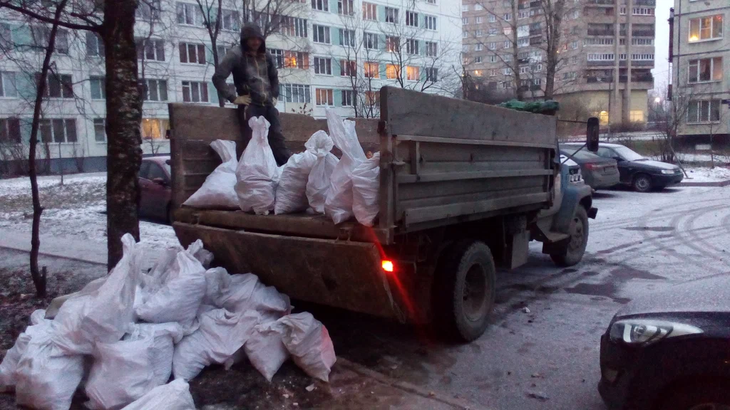 Вывоз мусора в мешках в Ишимбае в октябре