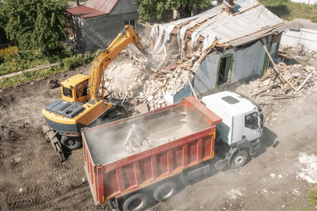 Вывоз мусора после сноса зданий с выездом в Ишимбае в октябре