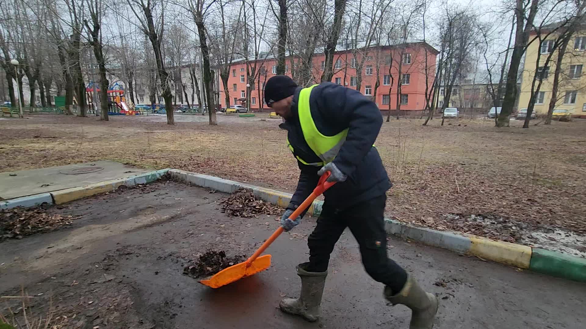 Уборка территорий в Ишимбае в октябре