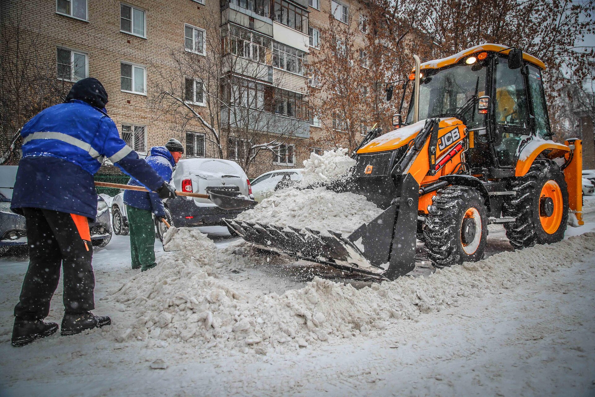 Очистка дворов от снега и наледи в Ишимбае — уборка снега, трактор и ручная, цены от 507 руб. | ПроМусор